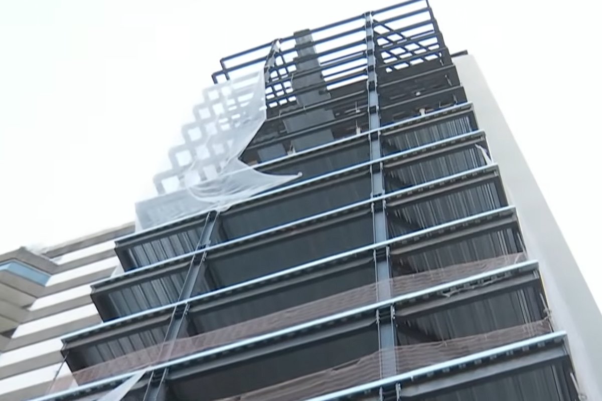 Estrutura metálica de varanda instalada por fora da fachada de edifício já construído